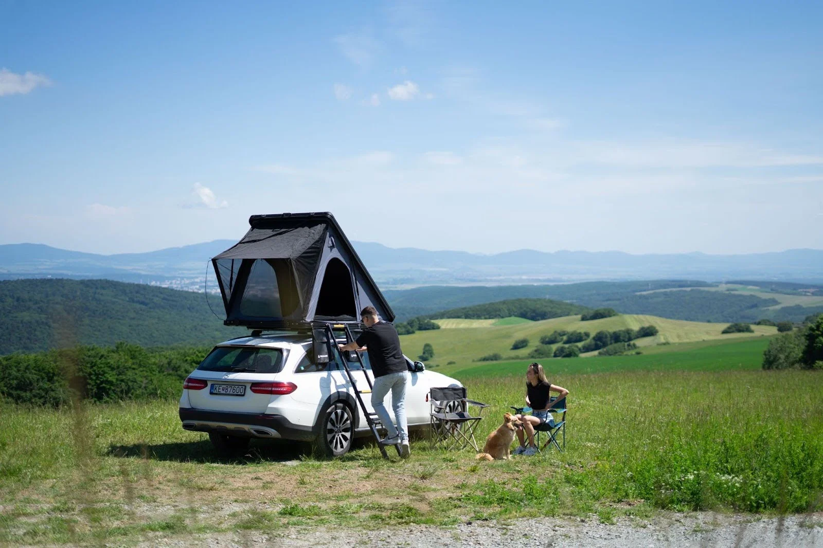 Krovni šator SNAILER Alduo montiran na Mercedes E-klasu All-terrain u prirodi istočne Slovačke